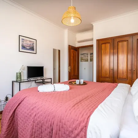 Hostwise - Spacious & Sunny Flat דירה