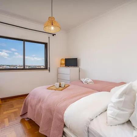 Hostwise - Spacious & Sunny Flat Apartment *
