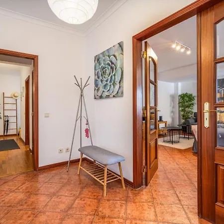 Hostwise - Spacious & Sunny Flat شقة تافيرا