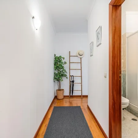 Hostwise - Spacious & Sunny Flat شقة تافيرا
