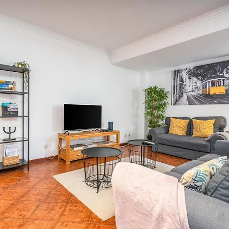 شقة Hostwise - Spacious & Sunny Flat تافيرا