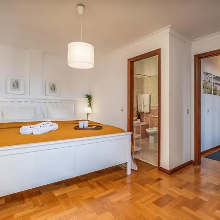 Hostwise - Spacious & Sunny Flat